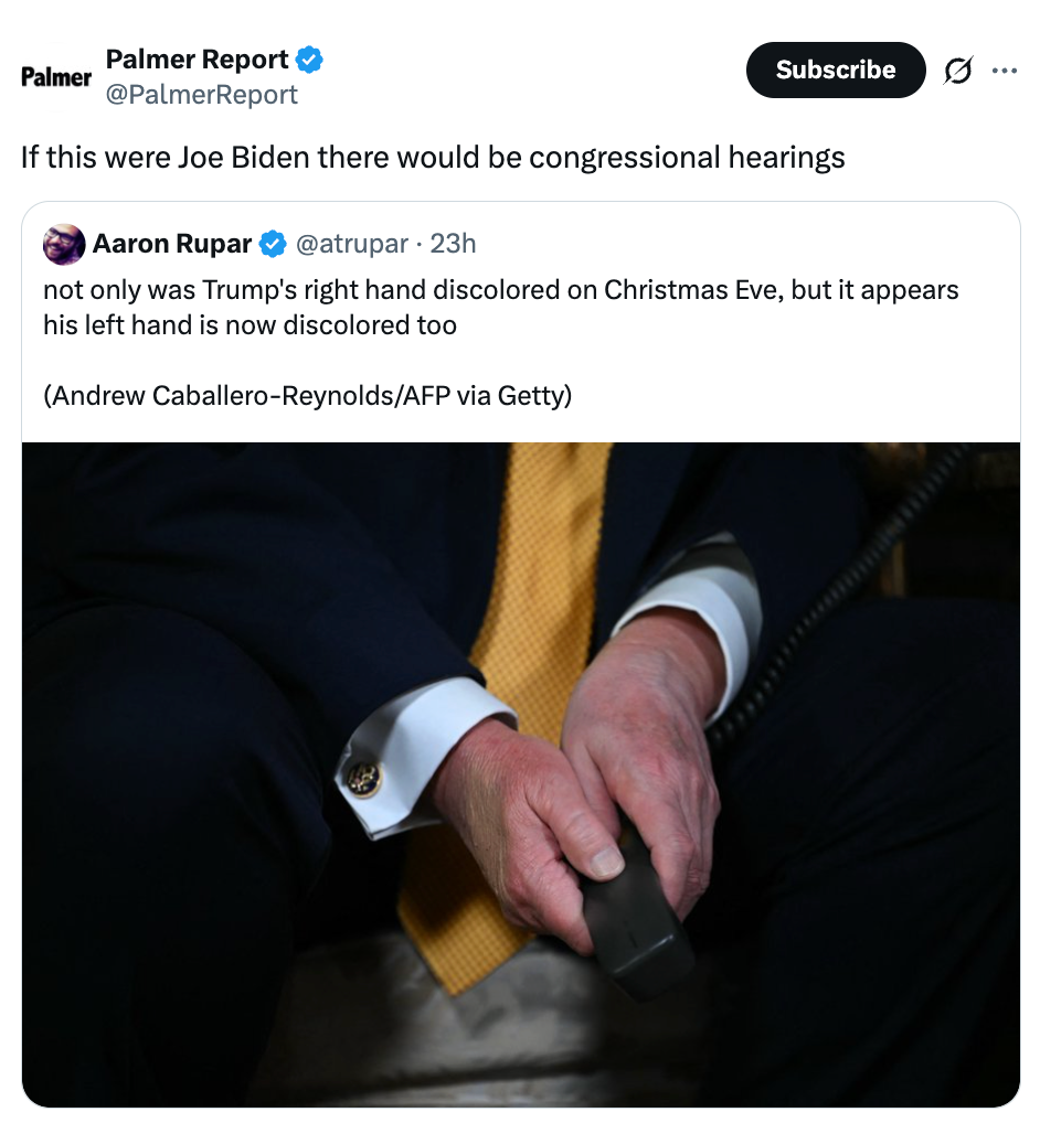 En person i dress og slips holder en telefonmottaker; teksten nevner misfarging på Trumps hender