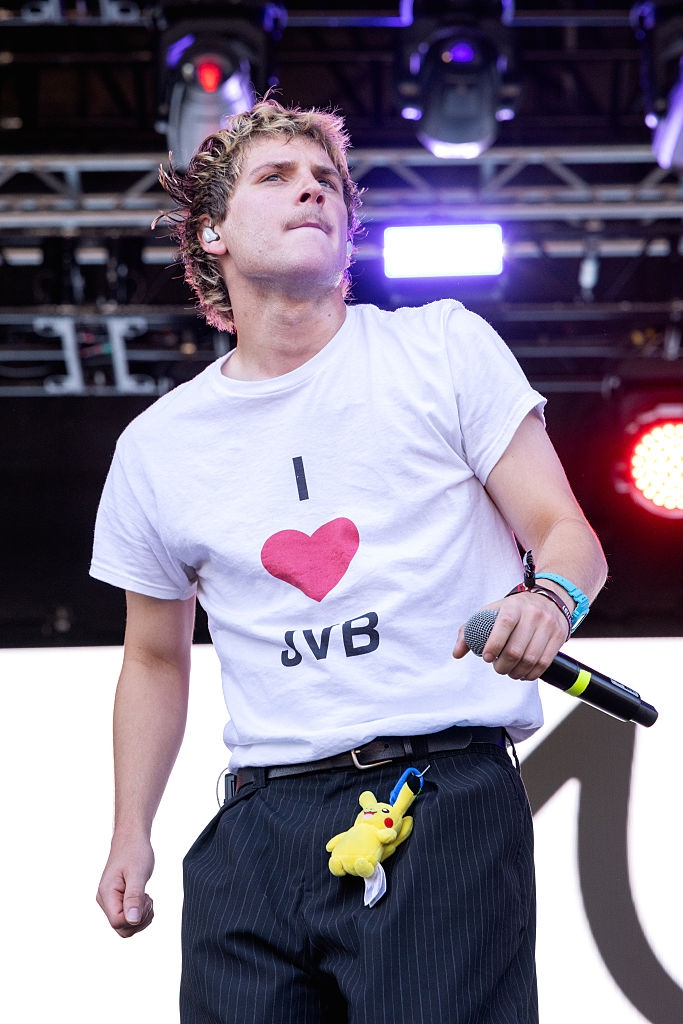 Person på scenen i uformell t-skjorte med 