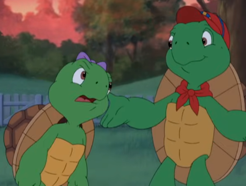 To animerte skilpadder snakker utendørs. Den ene har rød lue og skjerf, mens den andre har lilla sløyfe. Et gjerde og trær er i bakgrunnen