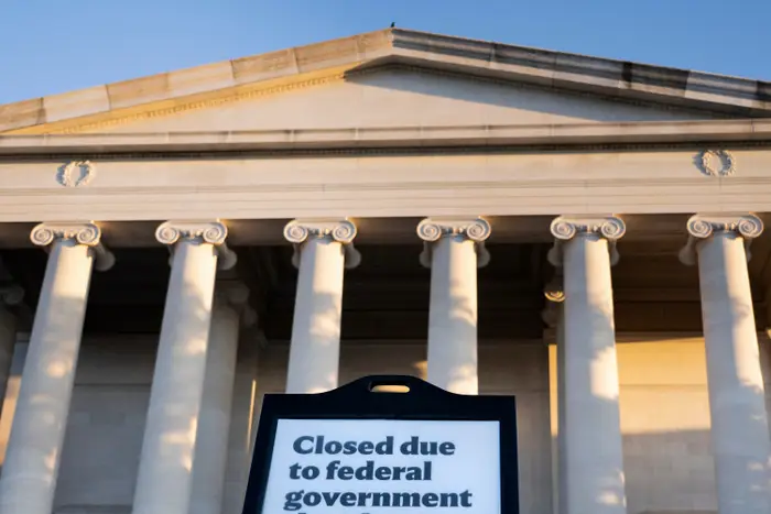 Offentlig bygning med skilt med teksten 