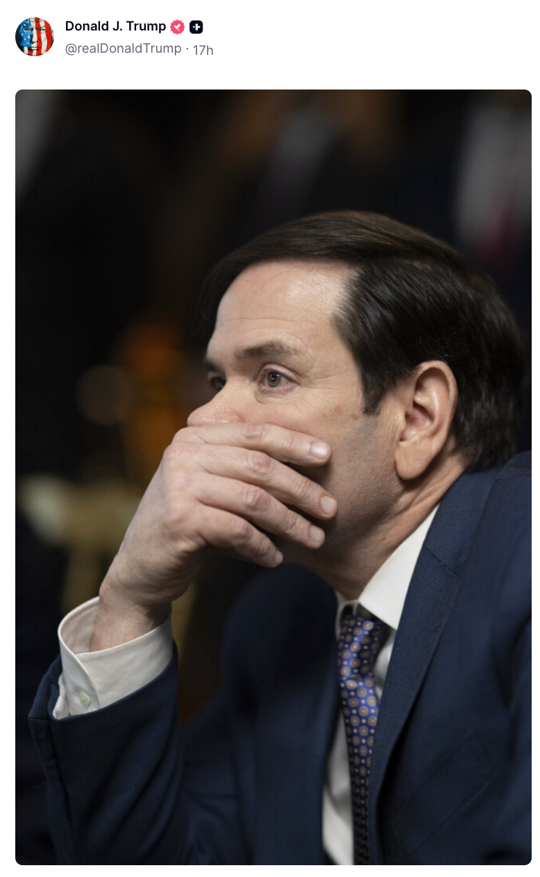 En mann i dress, sittende og hvilende ansiktet på hånden, fremstår dypt i tanker