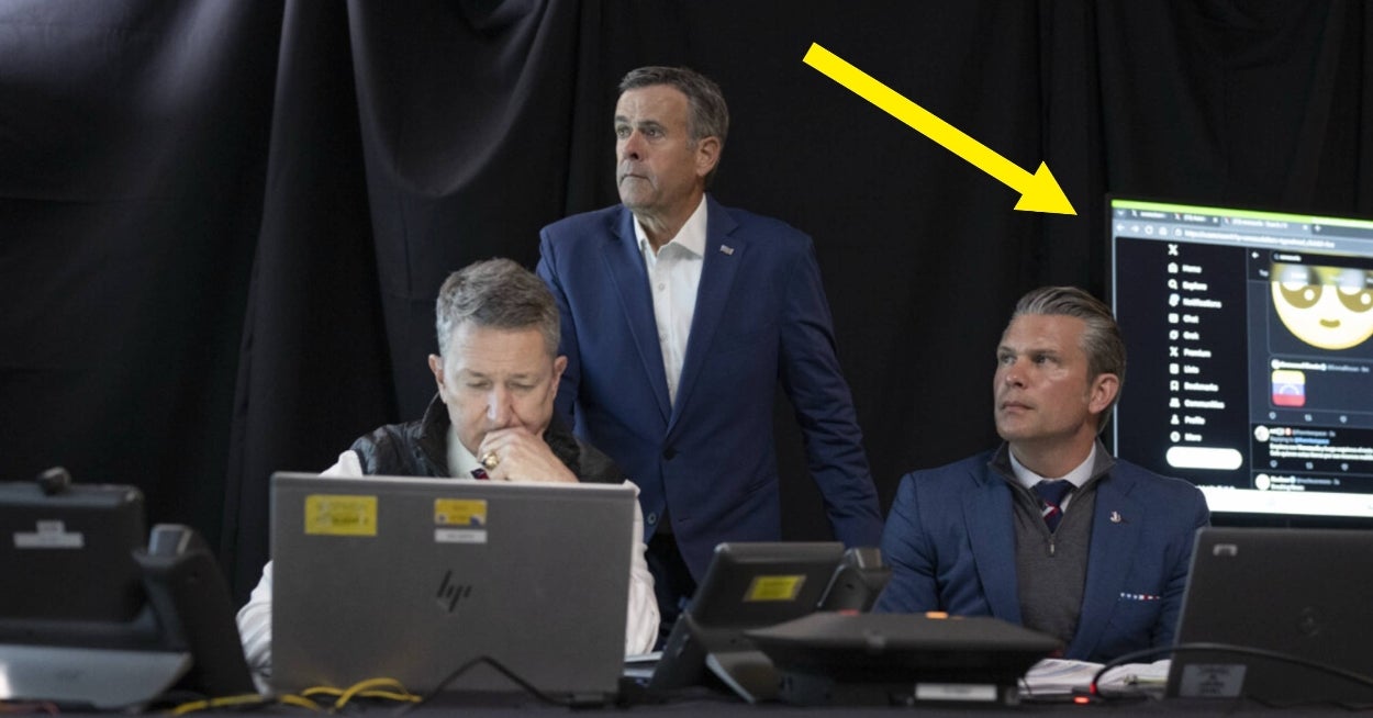 Alle peker på den samme merkelige detaljen i disse Trump Venezuela War Room-bildene