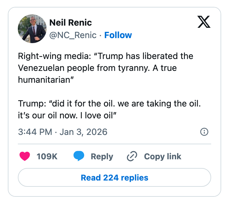 Tweet av Neil Renic kontrasterende høyreorienterte medier som berømmer Trump for å frigjøre Venezuela med Trump-sitater om å ta olje