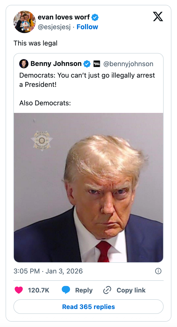 Skjermbilde av en tweet som viser et redigert bilde av en mann med et strengt uttrykk, akkompagnert av en sarkastisk bildetekst om politisk dobbeltmoral