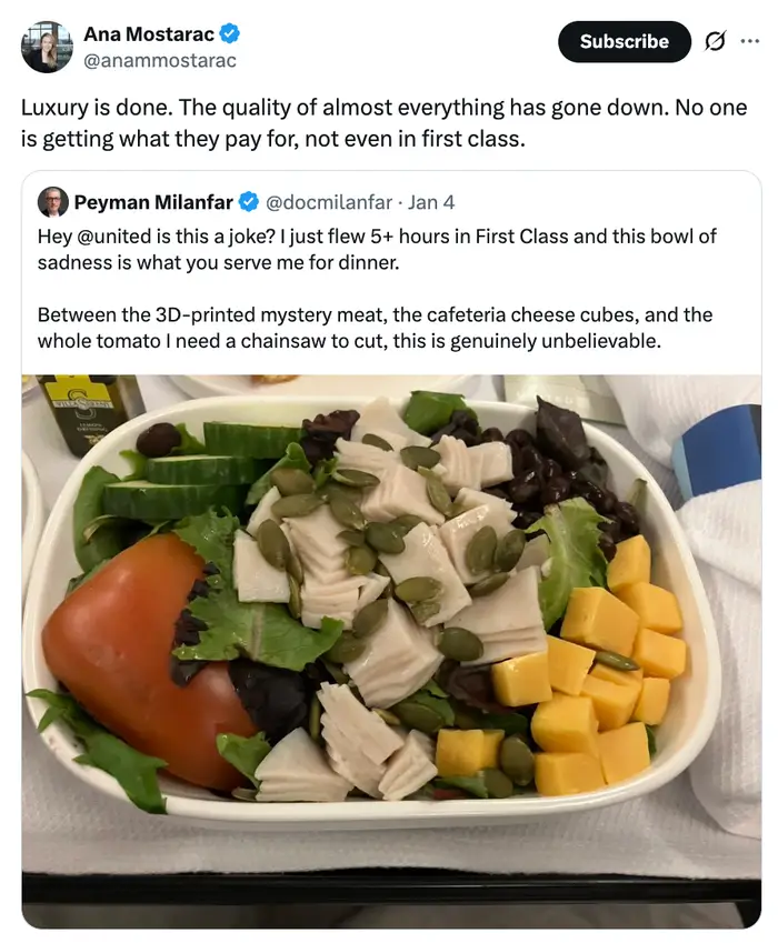 Et måltid på et flybrett med kyllingskiver, ost i terninger og frø vist. Det følger med en tweet som uttrykker skuffelse over måltidsserveringen