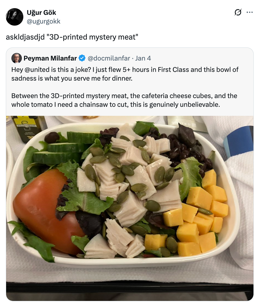 En salat med salat, osteterninger, tomater, gresskarfrø og oppskåret mystisk kjøtt på et flybrett, humoristisk kritisert i en tweet