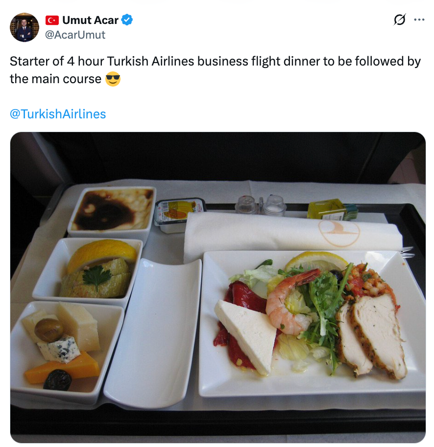Et måltidsbrett på en tur fra Turkish Airlines med forretter, inkludert ost, kylling, reker, dipp og dessert