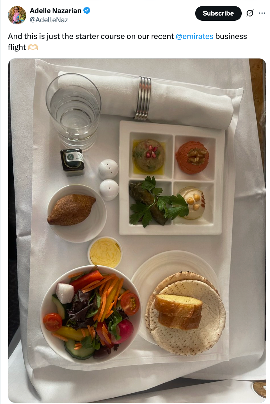 Et luksusmåltid ombord med et mangfoldig utvalg av salater, brød og forretter på et brett, komplett med en drink og krydder