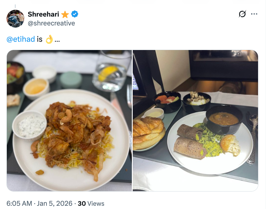 To bilder av flymåltider: biryani med raita og salat, og et måltid med rundstykker, dipper, ris, karri og fylte rundstykker