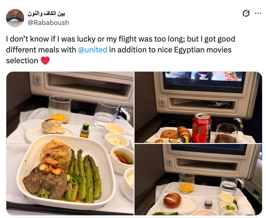 Flymåltid med biff, asparges, brød, ost, dessert og en brus. Tweet berømmer United Airlines måltider og egyptiske filmer