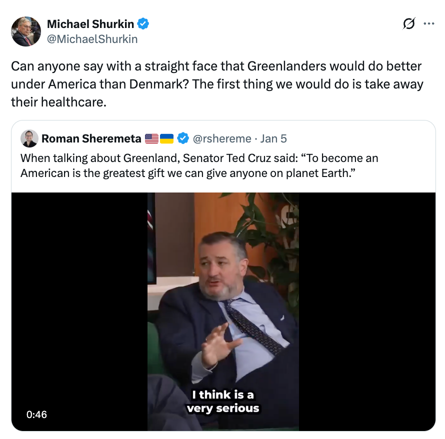 Mann i dress snakker i et intervju; teksten på bildet diskuterer Grønland, Danmark og amerikansk helsevesen