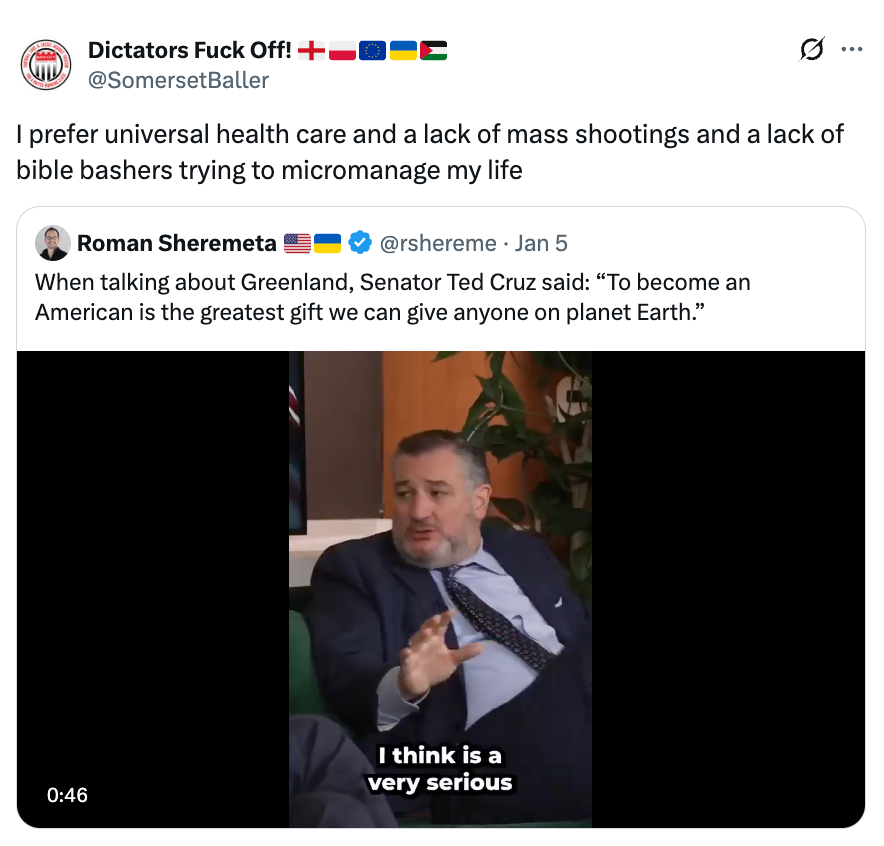 Delt skjerm-video av en mann i dress som snakker under et intervju, med tekstoverlegg: 