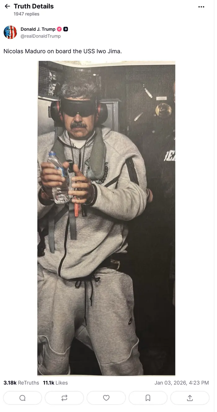 En mann i uformelt antrekk står og holder en vannflaske. Tekst antyder at han er Nicolas Maduro ombord på USS Iwo Jima, delt av Donald Trump på sosiale medier