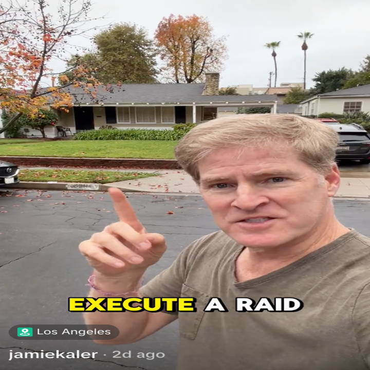 Person foran et forstadshus som peker oppover, med teksten "EXECUTE A RAID" nederst