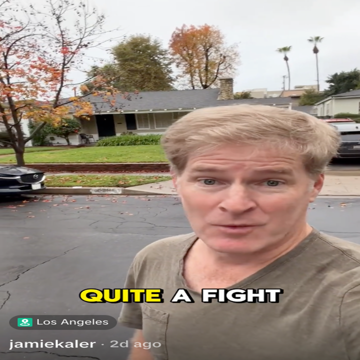 Person utendørs foran et forstadshus, med bildeteksten "Quite a Fight" ovenfor. Tekstoverlegg noterer plassering som Los Angeles
