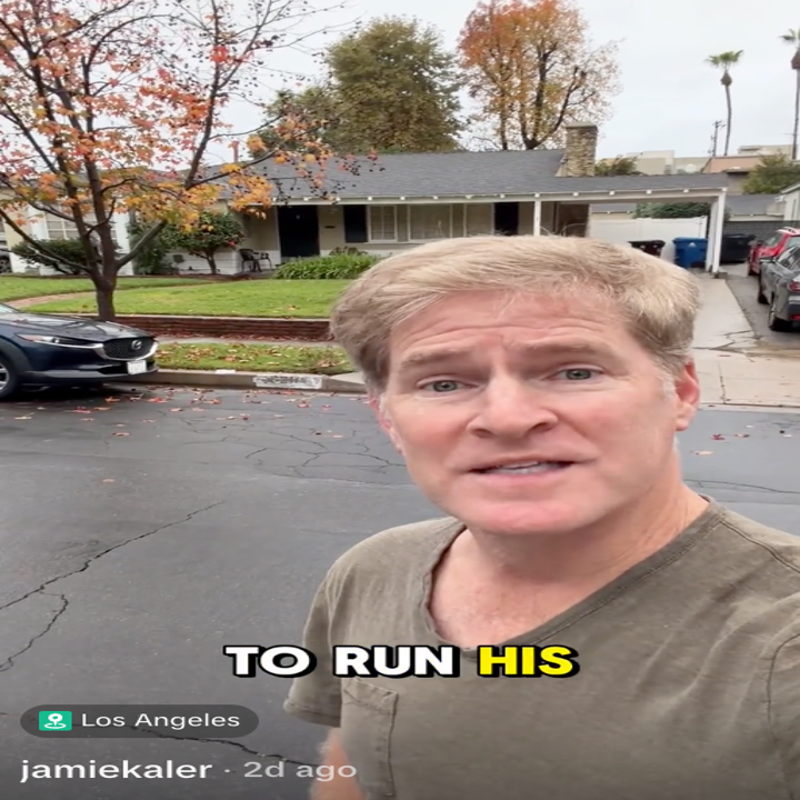 Mann snakker i en forstadsgate med et hus i bakgrunnen, iført en uformell t-skjorte. Tekstoverlegget lyder: "Å KJØRE SIN."