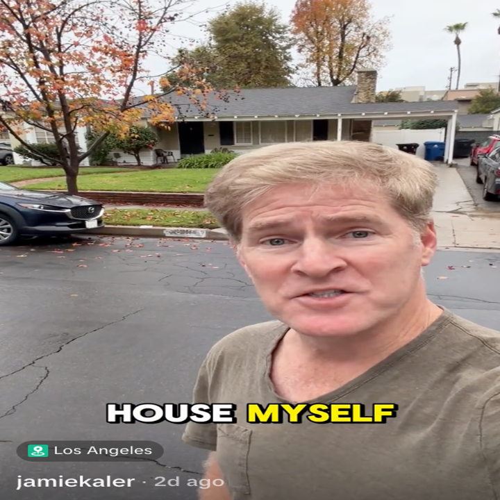 Person som står foran et forstadshus og snakker til kameraet. Undertekstene lyder: "Hus meg selv."