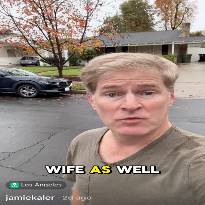 Person som står på en gate med tekstoverlegget «Kona også» i et boligområde. Hus og bil i bakgrunnen