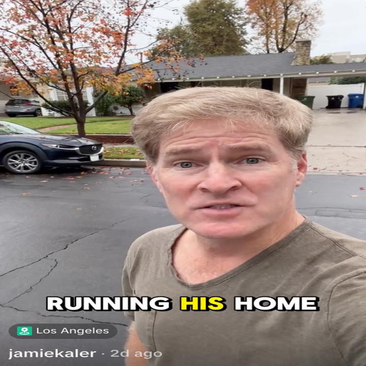 En person står utenfor et forstadshjem og ser på kameraet. Teksten på bildet lyder: "Running HIS Home."