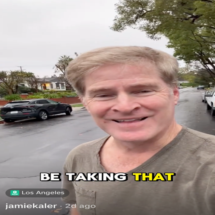 Mann utendørs i en boliggate, smilende til kameraet. Overleggstekst: «BE TAKING THAT» med stedstaggen «Los Angeles».