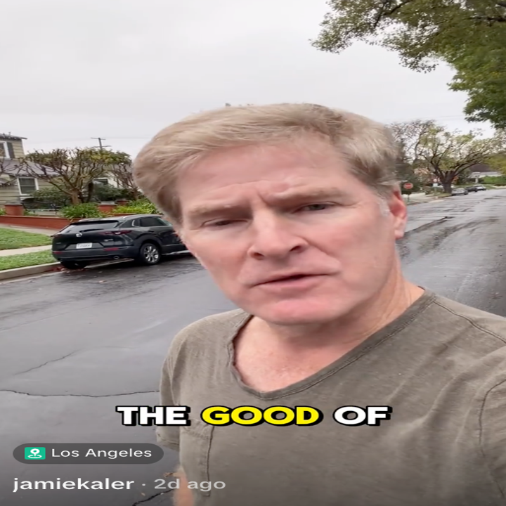 Mann utendørs på en forstadsgate snakker; overlagt tekst lyder "THE GOOD OF."