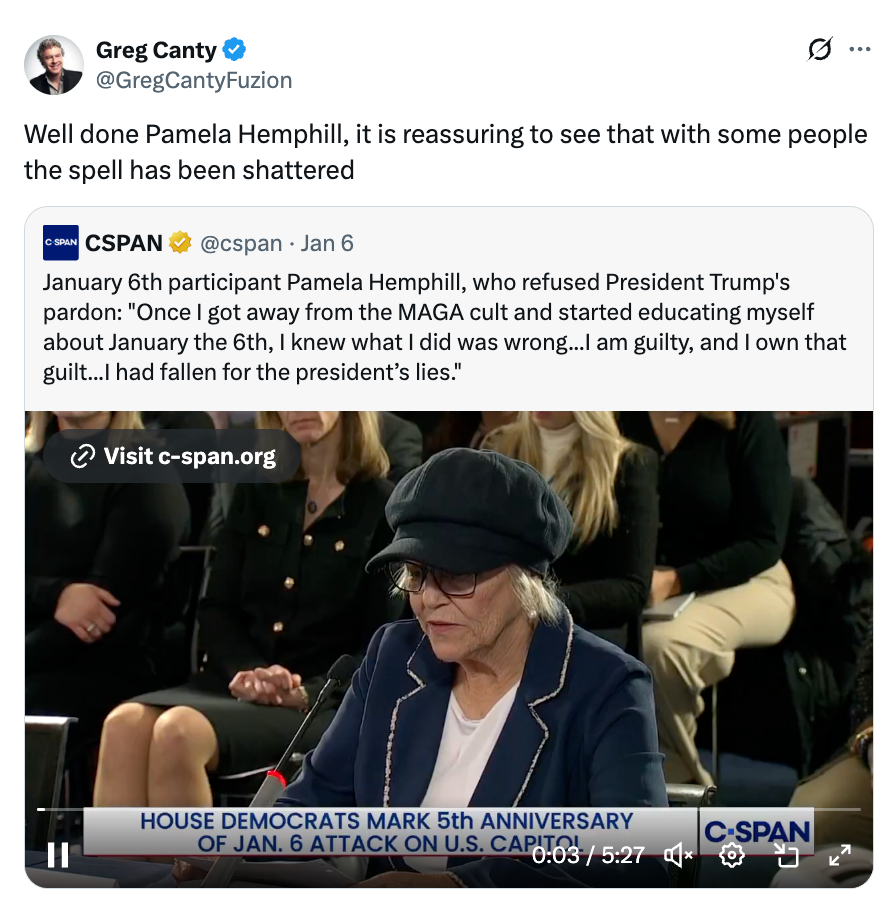 Pamela Hemphill, i briller og hatt, leser en uttalelse under en høring. Tweeten understreker bevissthet utover tidligere tro