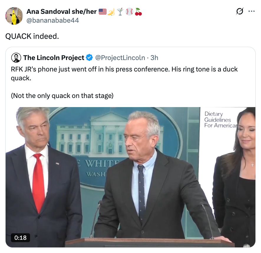 Skjermbilde av en tweet fra The Lincoln Project om RFK Jr.s telefon som ringer med en duck quack ringetone under en pressekonferanse