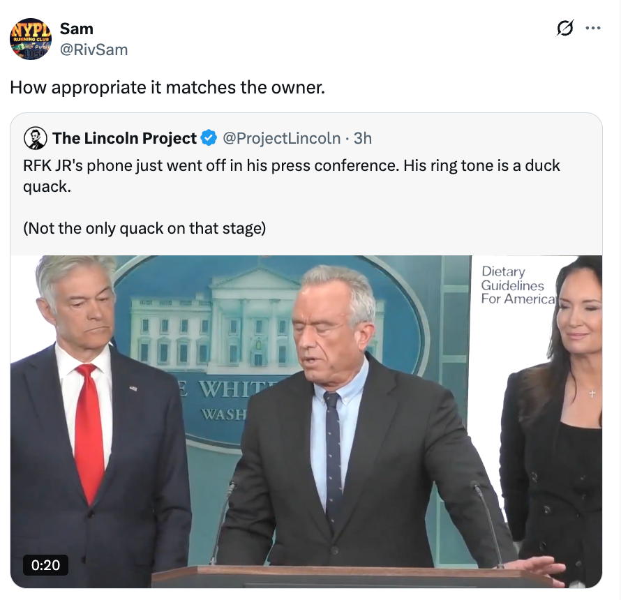 Sam tvitrer et meme av RFK Jr. på en pressekonferanse med teksten: 
