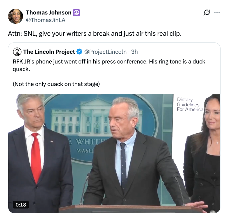 En mann bak et podium på en pressekonferanse blir avbrutt av en ringetone. Teksten ovenfor vitser om at øyeblikket er klar for en SNL-skit