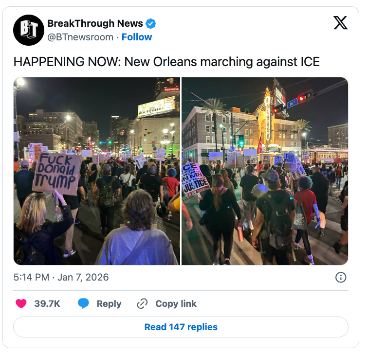 Folkemengder marsjerer i New Orleans med skilt som protesterer mot ICE og tidligere president Trump, som vist i en nyhetsoppdatering på tweet