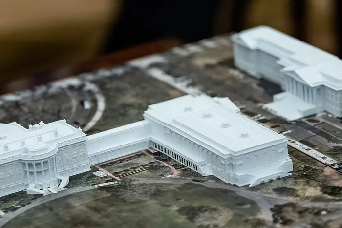 En detaljert 3D-modell av US Capitol-komplekset vist på et bord, som viser arkitektonisk layout og omgivelser