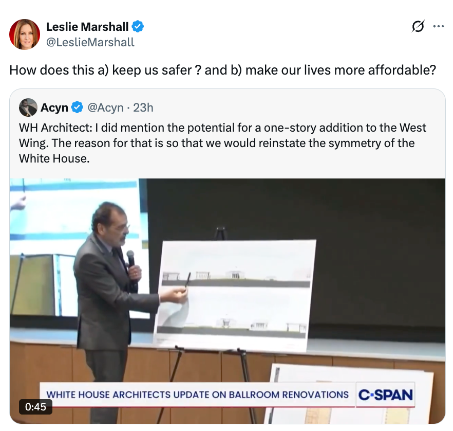 Person som peker på arkitektoniske planer under en presentasjon om renovering av ballsal i Det hvite hus. Utkast viser potensielle layoutendringer