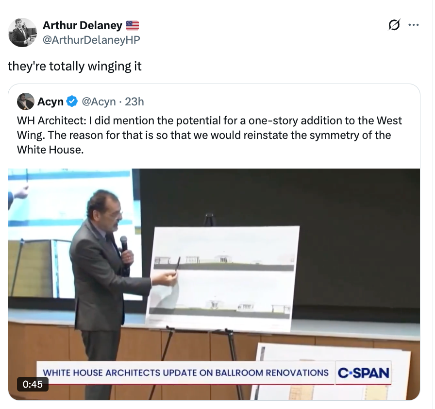 En mann i dress peker på arkitektoniske planer på et staffeli under en presentasjon om potensielle renoveringer i Det hvite hus