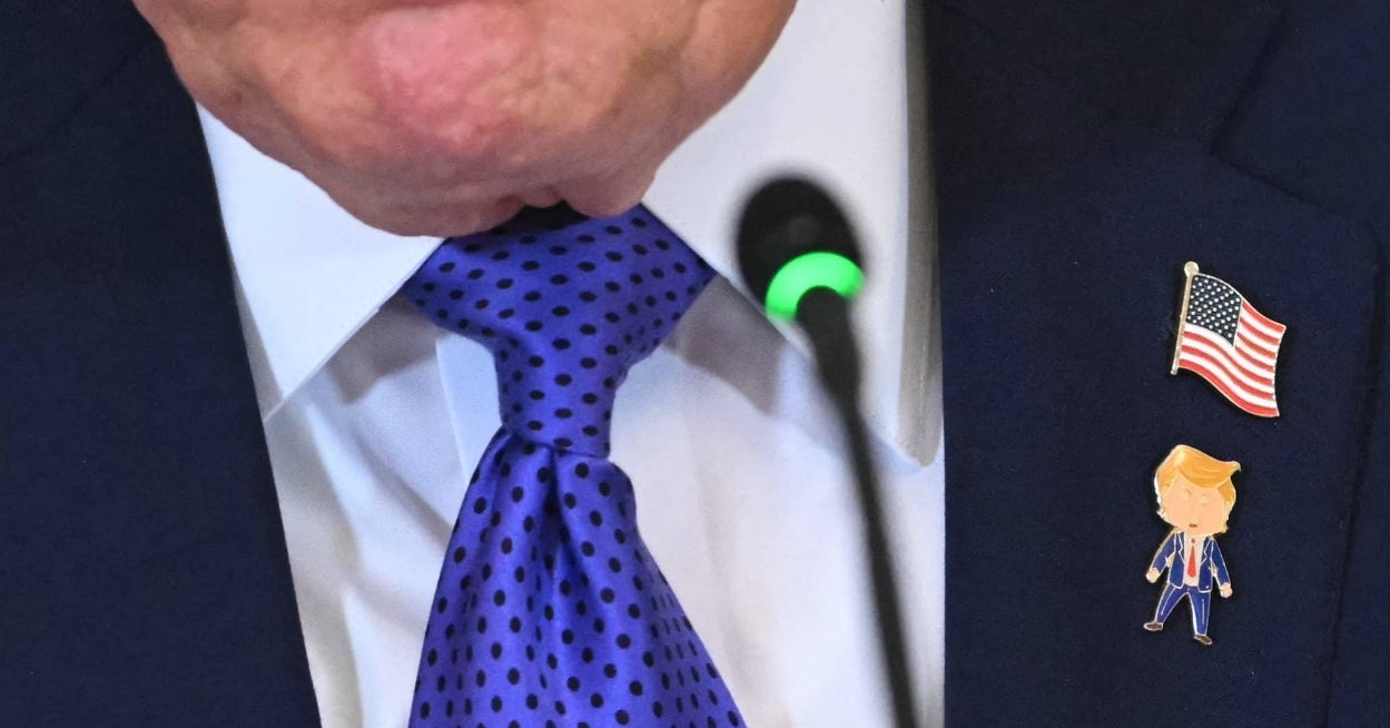 Folk la akkurat merke til nålen Donald Trump hadde på drakten sin under et møte i Det hvite hus, og de kan ikke slutte å krype