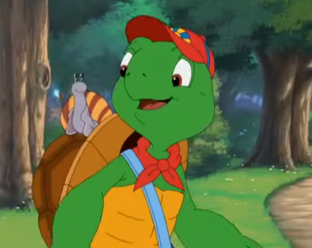Animert skilpadde og snegl i en skogscene, med skilpadde iført en rød lue og skjerf, og bærer en blå veske