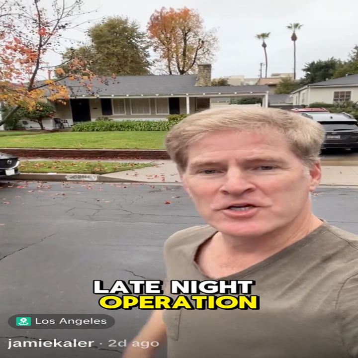 En person står i en forstadsgate med trær og hus rundt. Teksten lyder: "SEN Kveld OPERASJON."