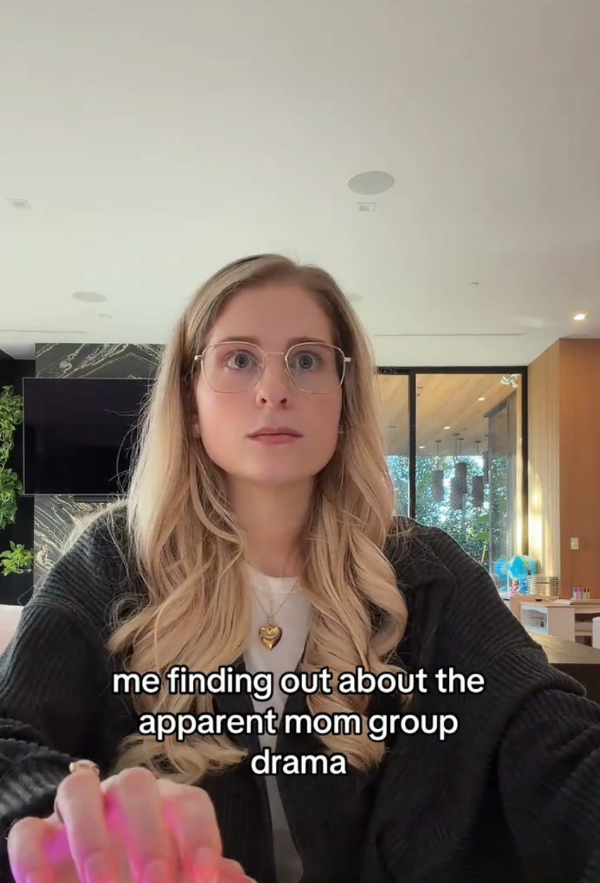 Meghan Trainor ser overrasket på en datamaskin