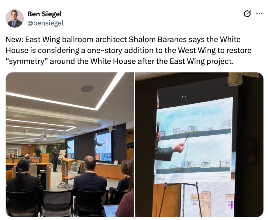En foredragsholder diskuterer potensielle tillegg til østfløyen i Det hvite hus i et presentasjonsrom. Publikumsmedlemmer ser på et anslått lysbilde med byggeplaner