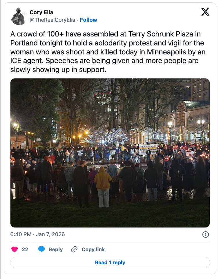 En folkemengde samlet seg på Terry Schrunk Plaza for en stearinlysvake i protest mot en skyting med en ICE-agent i Minneapolis