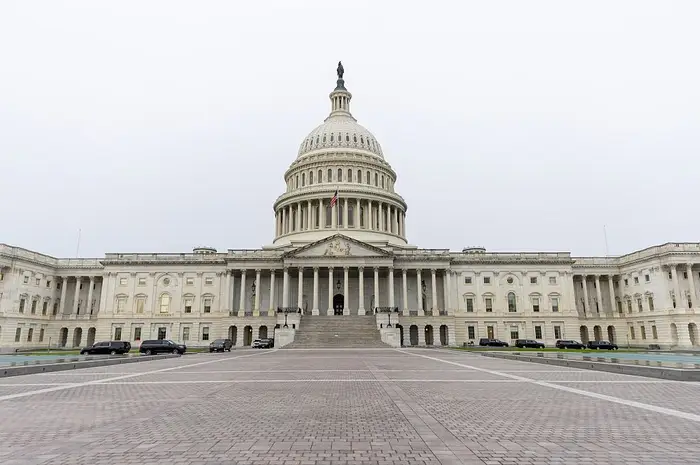 US Capitol-bygningen med sin kuppel, trapper og omkringliggende arkitektur, sett forfra