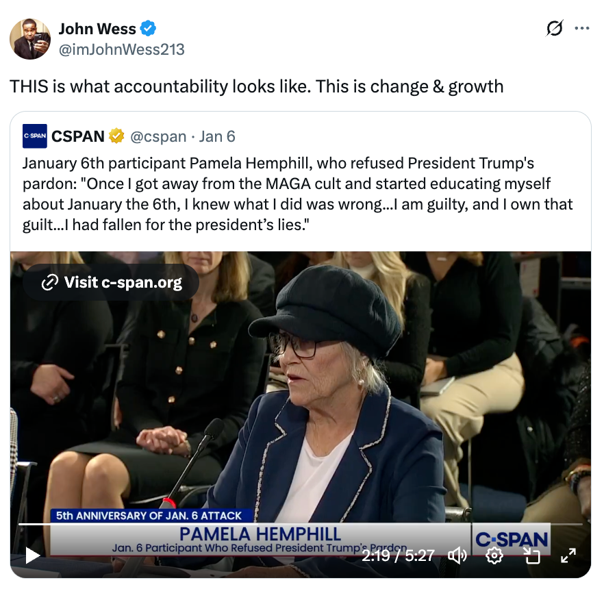 En kvinne i blazer og hatt snakker i en videostillbilde om vekst og ansvarlighet etter 6. januar, og fremhever transformasjonen hennes