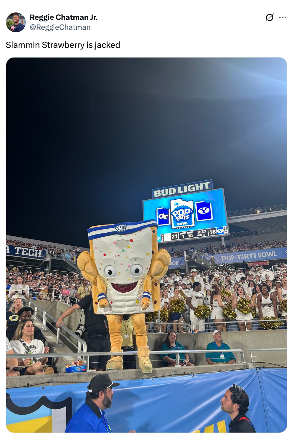 Maskot kledd som et frostet bakverk står foran jublende publikum på en fotballkamp