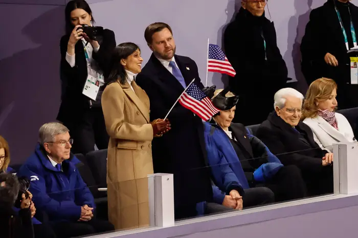 JD Vance og Usha Vance holder amerikanske flagg i en sittende folkemengde ved vinter-OL 2025