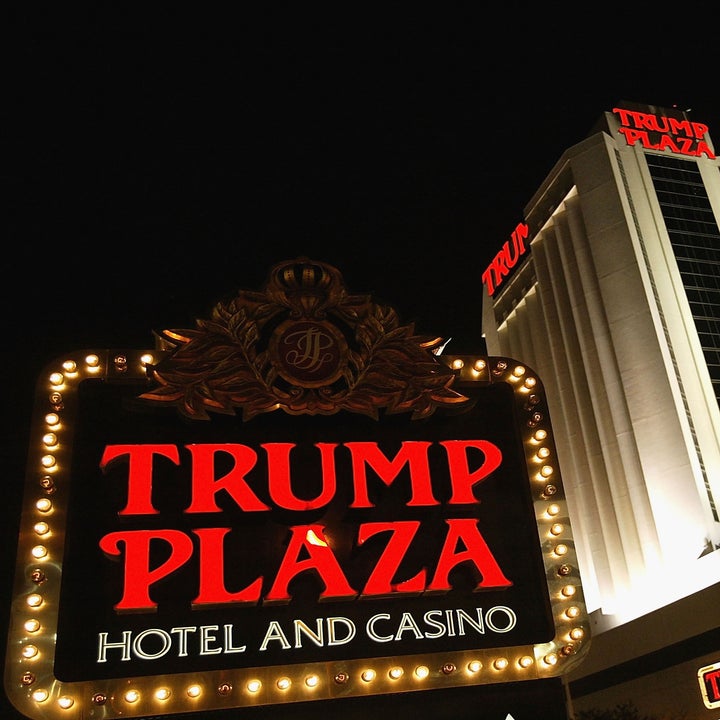 Trump Plaza Hotel and Casino eksteriør om natten med opplyst skilting og høy bygning
