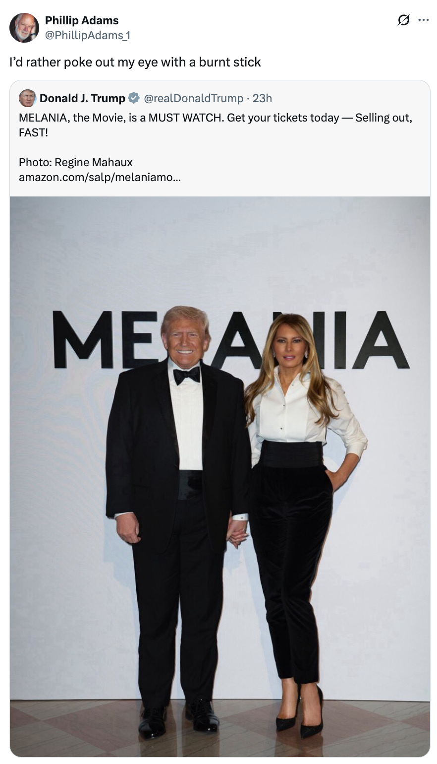 En mann i dress og en kvinne i bluse og bukser poserer for et bilde. En tweet ovenfor kommenterer satirisk en filmkampanje for "Melania."