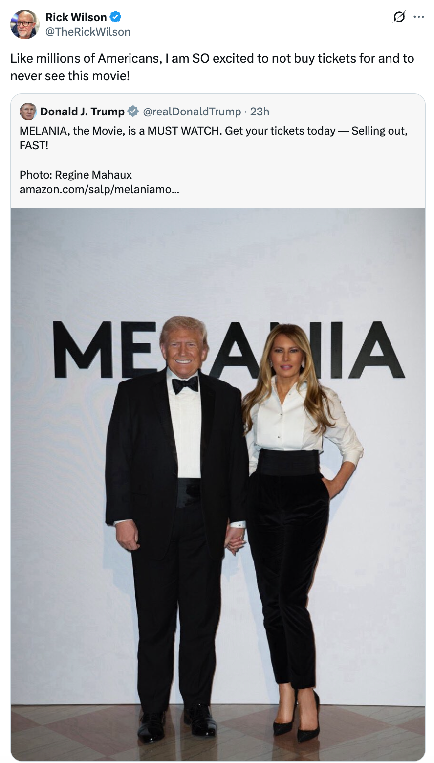 Donald Trump og en kvinne står på en rød løper i formell antrekk foran et bakteppe som leser