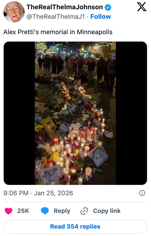 Stearinlysminnesmerke for Alex Pretti i Minneapolis med blomster og hyllester, omgitt av en folkemengde som viser respekt