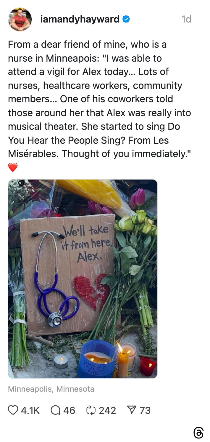 Hyllest med blomster, stetoskop og skilt med teksten 