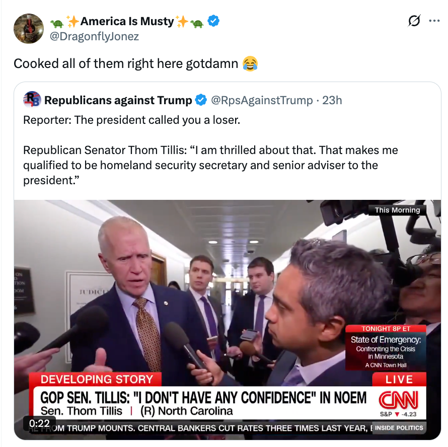 CNN-sendingen viser senator Thom Tillis som henvender seg til journalister og uttaler manglende tillit til tidligere president. Kommentarer i sosiale medier gjør narr av situasjonen