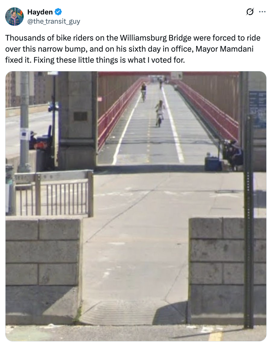 Syklister sykler på Williamsburg Bridge. En tweet ovenfor fremhever ordfører Mamdanis raske handling for å forbedre broens vei for syklister